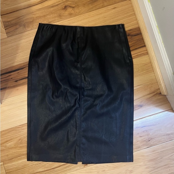 BLANKNYC NWT FAUX LEATHER SKIRT SZ 28 SMALL 6 KNEE LENGTH SIDE ZIPPER BACK SLIT - Picture 2 of 6